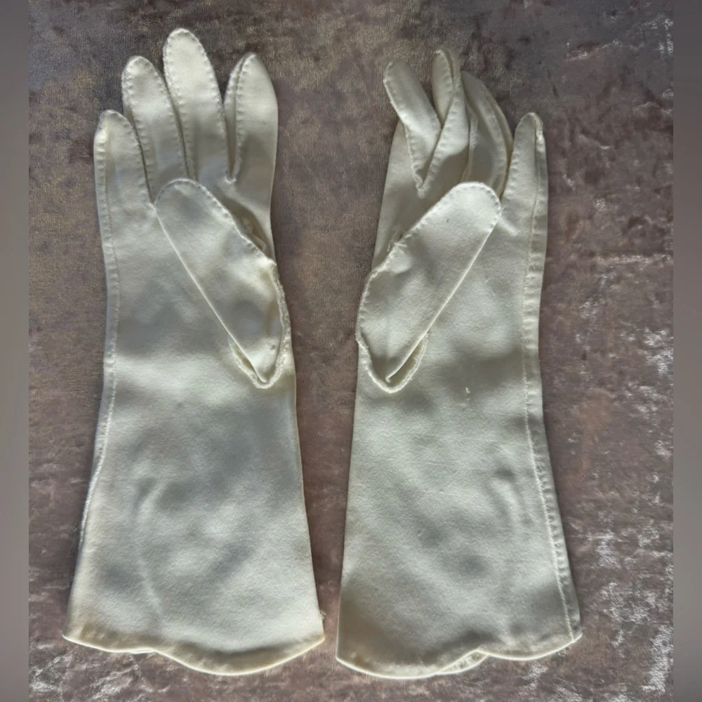 Vintage cream colored women’s gloves.